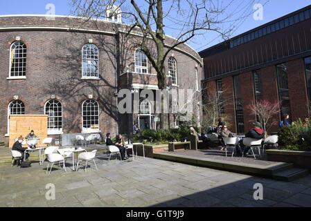 Giardino e area con posti a sedere presso l'Bluecoat Arts Centre, Bluecoat Chambers, School Lane, Liverpool L1 3BX Foto Stock