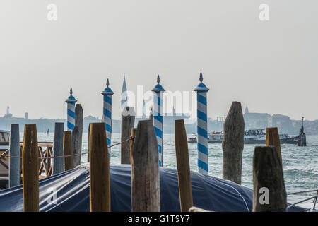 Venezia vista da Murano, fermata del vaporetto Navagero, con attracco di gondole in primo piano Foto Stock