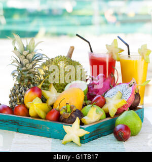 Assortimento di tropicale di frutti esotici con i frullati e succhi di frutta Foto Stock