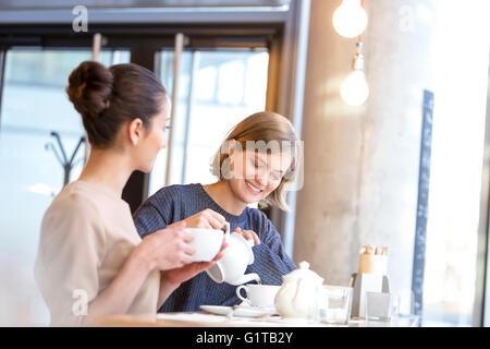 Le donne bere il tè in cafe Foto Stock