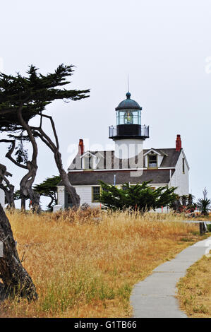 California, Monterey: il sentiero per la Point Pinos Lighthouse, accesa nel 1855 alla guida delle navi lungo la costa del Pacifico in California Foto Stock