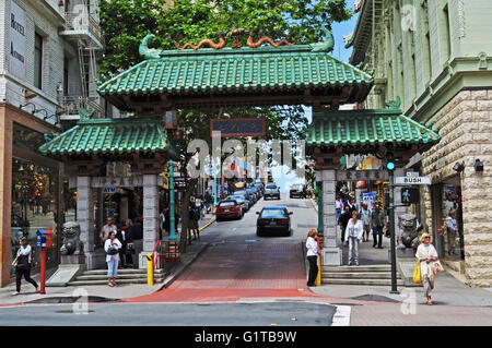 San Francisco, la vita quotidiana nel quartiere di Chinatown: stabiliti a partire dal 1848, è la più antica Chinatown in America del Nord Foto Stock