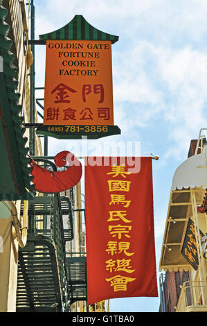 San Francisco, California: il segno del Golden Gate Fortune Cookie fabbrica, un piccolo panificio a Chinatown rendendo il tradizionale fortune cookie Foto Stock