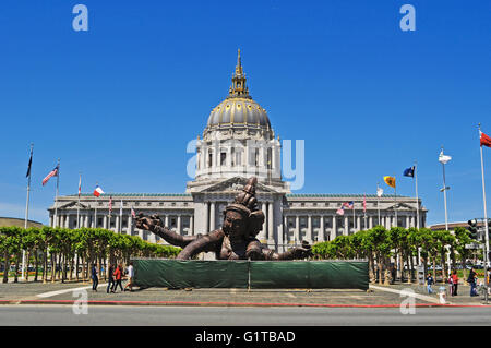 San Francisco: tre teste sei bracci, una scultura di Zhang Huan, e il Municipio, sede del governo della città e della contea di San Francisco Foto Stock