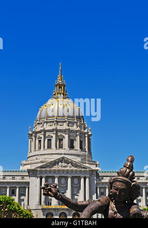 San Francisco: tre teste sei bracci, una scultura di Zhang Huan, e il Municipio, sede del governo della città e della contea di San Francisco Foto Stock