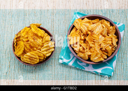 Essiccato disidratato profondo fritto ananas e banana chips Foto Stock