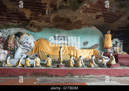 Buddha reclinato a Kaw-goon (o) Kawgun tempio nella grotta, Stato Mon, Birmania (Myanmar) Foto Stock