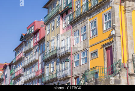 Case colorate al Ribeira di Porto, Portogallo Foto Stock