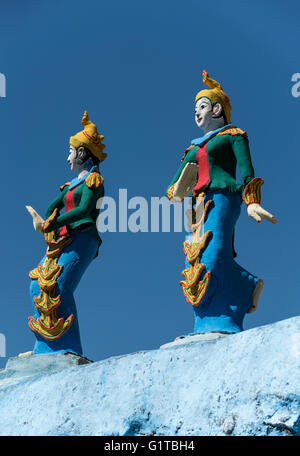 Statue colorate a Bayint Nyi (Bayin Gyi Gu o Begyinni) tempio nella grotta e le sorgenti di acqua calda, Stato Mon, Birmania (Myanmar) Foto Stock