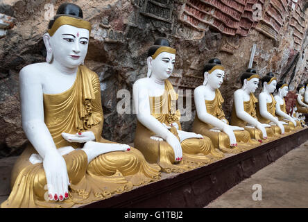 Linea di statue di Buddha a Kaw-goon (o) Kawgun tempio nella grotta, Stato Mon, Birmania (Myanmar) Foto Stock