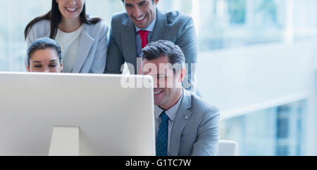 La gente di affari lavorando al computer in ufficio soleggiato Foto Stock