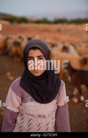 Il Libano Deir el Ahmad, un cristiano maronita villaggio nella valle di Beqaa, siriano Refugee Camp, ragazza Roya Nayef indossando un Hijab dalla Siria Foto Stock