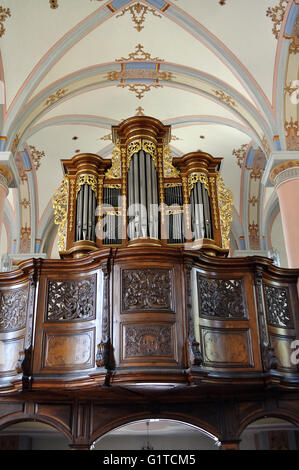 L'organo barocco e scolpiti in legno gallery nella chiesa cattolica di San Giuseppe in Beilstein, sul fiume Moselle, Germania. Foto Stock