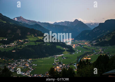 Vista su di Zell am Ziller città e sulle Alpi di notte da Zellberg Foto Stock