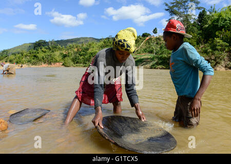 MADAGASCAR, regione Manajary, città Vohilava, piccola scala miniere d'oro, i bambini il panning per oro a fiume ANDRANGARANGA / Madagascar Mananjary, Vohilava, kleingewerblicher Goldabbau, Kinder waschen Gold am Fluss ANDRANGARANGA Foto Stock