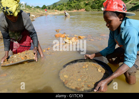 MADAGASCAR, regione Manajary, città Vohilava, piccola scala miniere d'oro, i bambini il panning per oro a fiume ANDRANGARANGA / Madagascar Mananjary, Vohilava, kleingewerblicher Goldabbau, Kinder waschen Gold am Fluss ANDRANGARANGA, Junge CLEMENCE 12 Jahre und Schwester Lisette Foto Stock