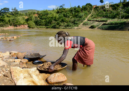 MADAGASCAR, regione Manajary, città Vohilava, piccola scala miniere d'oro, i bambini il panning per oro a fiume / Madagascar Mananjary, Vohilava, kleingewerblicher Goldabbau, Kinder waschen oro Fluss am Foto Stock