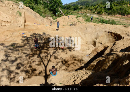 MADAGASCAR, regione Manajary, città Vohilava, piccola scala miniere d'oro / Madagascar Mananjary, Vohilava, kleingewerblicher Goldabbau Foto Stock