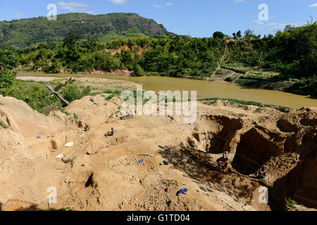 MADAGASCAR, regione Manajary, città Vohilava, piccola scala miniere d'oro / Madagascar Mananjary, Vohilava, kleingewerblicher Goldabbau Foto Stock