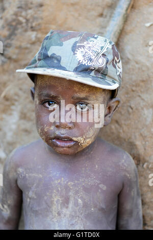 MADAGASCAR, regione Manajary, città Vohilava, piccola scala miniere d'oro / Madagascar Mananjary, Vohilava, kleingewerblicher Goldabbau, Familien mit ihren Kindern graben einen neuen Stollen Foto Stock