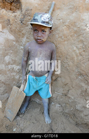 MADAGASCAR, regione Manajary, città Vohilava, piccola scala miniere d'oro / Madagascar Mananjary, Vohilava, kleingewerblicher Goldabbau, Familien mit ihren Kindern graben einen neuen Stollen Foto Stock