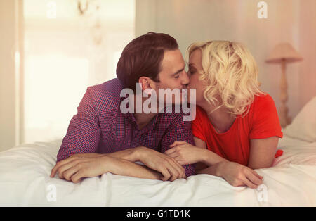 Giovane kissing sul letto Foto Stock