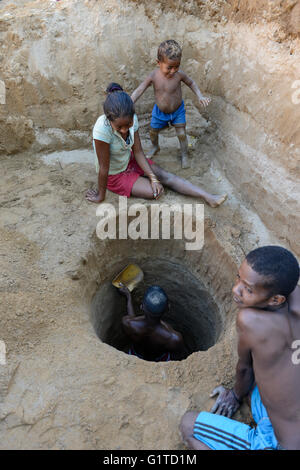 MADAGASCAR, regione Manajary, città Vohilava, piccola scala miniere d'oro / Madagascar Mananjary, Vohilava, kleingewerblicher Goldabbau, Familien mit ihren Kindern graben einen neuen Stollen Foto Stock