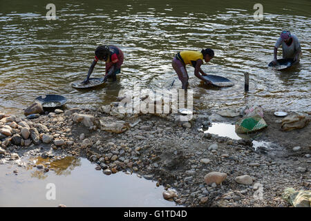 MADAGASCAR, regione Manajary, città Vohilava, piccola scala miniere d'oro, i bambini il panning per oro a fiume / Madagascar Mananjary, Vohilava, kleingewerblicher Goldabbau, Kinder waschen oro Fluss am Foto Stock