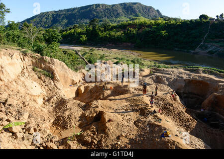 MADAGASCAR, regione Manajary, città Vohilava, piccola scala miniere d'oro / Madagascar Mananjary, Vohilava, kleingewerblicher Goldabbau, Familien graben einen neuen Stollen Foto Stock