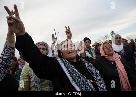 Donne curde gridare slogan, durante una cerimonia funebre presso la città turca di Suruc, vicino al confine Turkish-Syrian. La YPG Fighters morì durante il combattimento contro uno Stato islamico forze durante l'assedio della città siriana di Kobani. Migliaia di curdi che erano stati costretti ad abbandonare la città siriana di Kobani, che è sotto assedio da parte di uno Stato islamico forze. La maggior parte di loro vivono in campi per rifugiati nella città turca di Suruc. Foto Stock