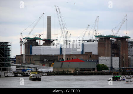 Surround gru Battersea Power Station, nella zona sud-ovest di Londra, Gran Bretagna, 17 maggio 2016. Copyright fotografia John Voos Foto Stock