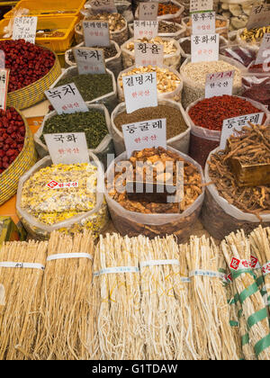 Corteccia, fiori e altri ingredienti naturali per la vendita, sul mercato Gyeongdong, medicina mercato, Seoul, Corea del Sud Foto Stock