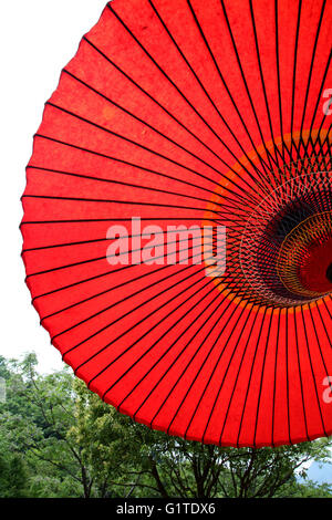 Giapponese tradizionale ombrellone rosso Foto Stock