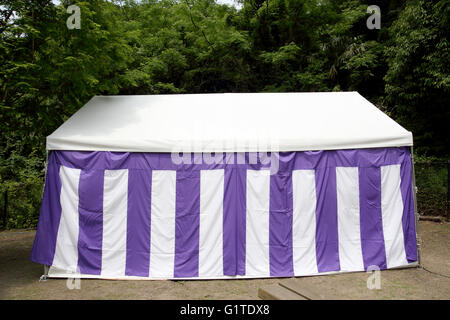 Grande tenda bianca per caso in un parco pubblico Foto Stock