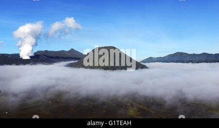 Alba sul fumo Gunung vulcano Bromo, Bromo-Tengger-Semeru National Park, Java, Indonesia. Foto Stock