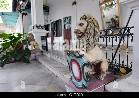 Sculture Lions proteggono il palazzo del Sultano di Yogyakarta. Foto Stock