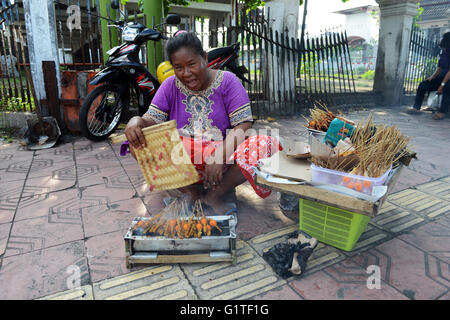 Pollo Satay ( ayam sate ) è una firma street food piatto in Indonesia. Foto Stock