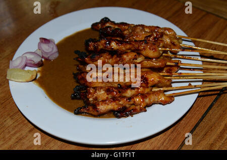 Pollo Satay ( ayam sate ) è una firma street food piatto in Indonesia. Foto Stock