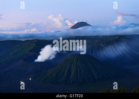 Alba sul fumo Gunung vulcano Bromo, Bromo-Tengger-Semeru National Park, Java, Indonesia. Foto Stock