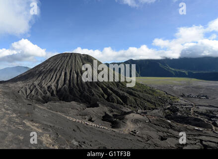 Una vista di Gunung Batok e il 'Sea di sabbia" come visto dalla cima del Mt. Bromo. Foto Stock