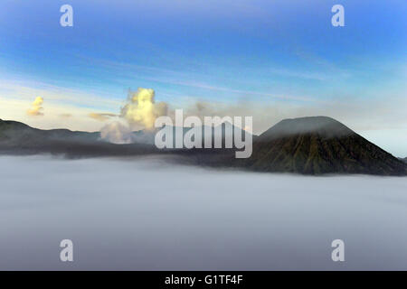 Alba sul fumo Gunung vulcano Bromo, Bromo-Tengger-Semeru National Park, Java, Indonesia. Foto Stock