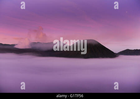 Alba sul fumo Gunung vulcano Bromo, Bromo-Tengger-Semeru National Park, Java, Indonesia. Foto Stock