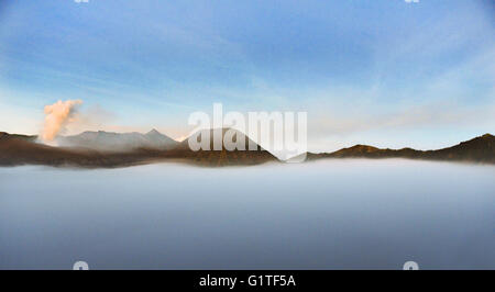 Alba sul fumo Gunung vulcano Bromo, Bromo-Tengger-Semeru National Park, Java, Indonesia. Foto Stock