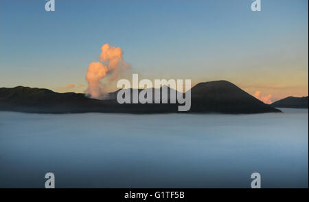 Alba sul fumo Gunung vulcano Bromo, Bromo-Tengger-Semeru National Park, Java, Indonesia. Foto Stock