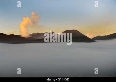 Alba sul fumo Gunung vulcano Bromo, Bromo-Tengger-Semeru National Park, Java, Indonesia. Foto Stock