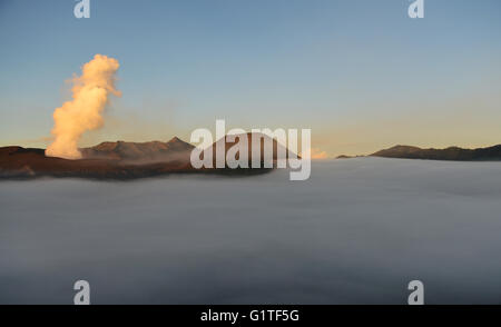 Alba sul fumo Gunung vulcano Bromo, Bromo-Tengger-Semeru National Park, Java, Indonesia. Foto Stock