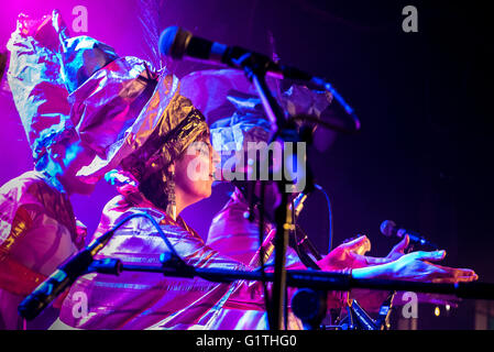 Brighton, Regno Unito. 18 Maggio, 2016. Brighton Fringe Spiegeltent re Lagoon's Flying Pesce spada Dance Band. Un multi-dimensionali, psichedelico, Afro-Latino - dance band completo del proprio tecnico di odore e di luce cosmica show. Credito: Julia Claxton/Alamy Live News Foto Stock