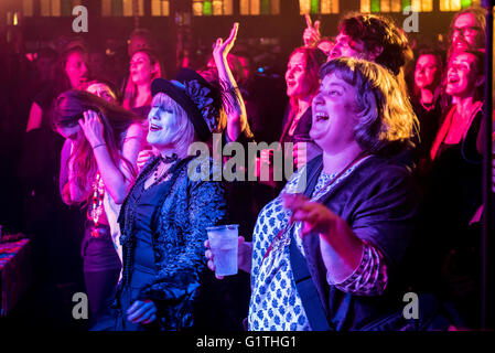 Brighton, Regno Unito. 18 Maggio, 2016. Brighton Fringe Spiegeltent re Lagoon's Flying Pesce spada Dance Band. Un multi-dimensionali, psichedelico, Afro-Latino - dance band completo del proprio tecnico di odore e di luce cosmica show. Credito: Julia Claxton/Alamy Live News Foto Stock