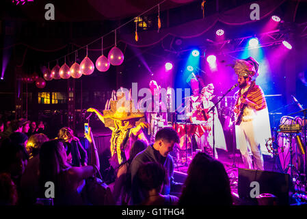 Brighton, Regno Unito. 18 Maggio, 2016. Brighton Fringe Spiegeltent re Lagoon's Flying Pesce spada Dance Band. Un multi-dimensionali, psichedelico, Afro-Latino - dance band completo del proprio tecnico di odore e di luce cosmica show. Credito: Julia Claxton/Alamy Live News Foto Stock