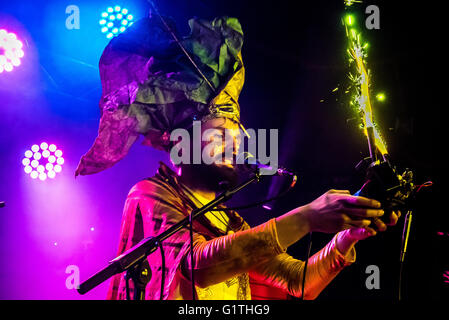 Brighton, Regno Unito. 18 Maggio, 2016. Re della laguna di Pesce Spada Flying Dance Band, Spiegeltent a Brighton Fringe finalizzata alla raccolta di fondi per il Carnevale Kemptown. Credito: Julia Claxton/Alamy Live News Foto Stock